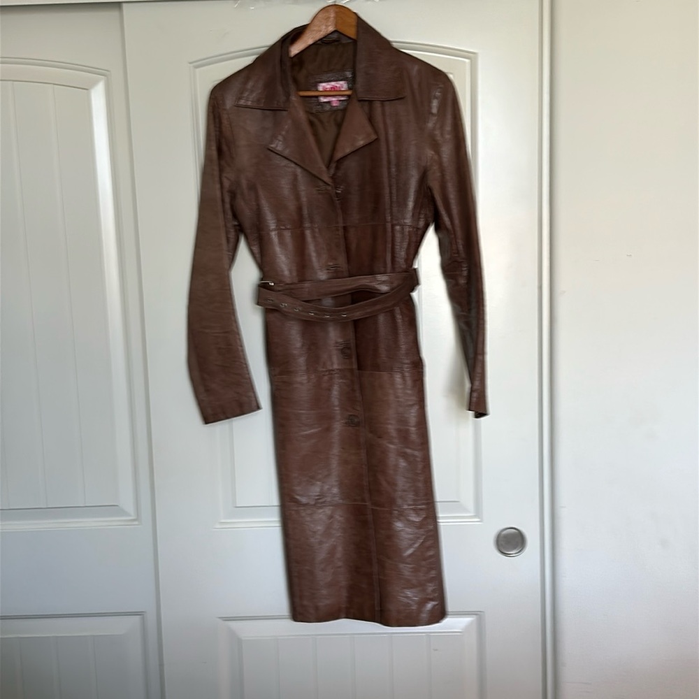 Leather trench coat size mediumum in good condition nation! One button is loose!